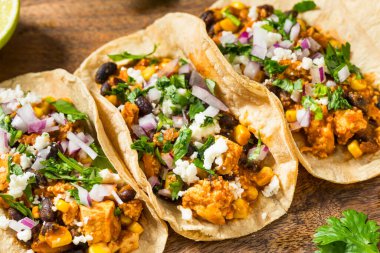 Sağlıklı ev yapımı vejetaryen Sofritas Tofu Tacos ve Cilantro Soğan ve Peynir
