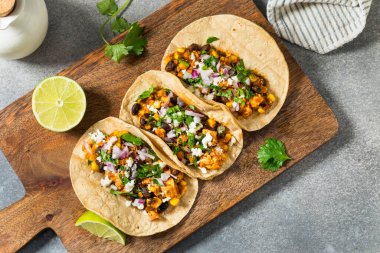 Sağlıklı ev yapımı vejetaryen Sofritas Tofu Tacos ve Cilantro Soğan ve Peynir