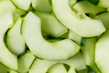 Çiğ organik kesim salatalık dilimleri kasede