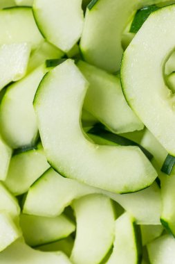 Çiğ organik kesim salatalık dilimleri kasede