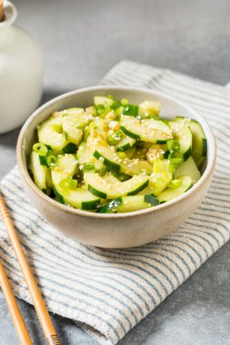 Susam tohumu ve soya soslu Asya ev yapımı baharatlı salatalık.