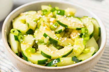 Susam tohumu ve soya soslu Asya ev yapımı baharatlı salatalık.