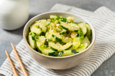 Susam tohumu ve soya soslu Asya ev yapımı baharatlı salatalık.