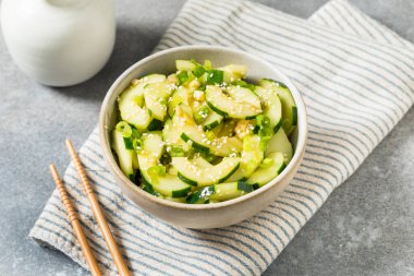 Susam tohumu ve soya soslu Asya ev yapımı baharatlı salatalık.