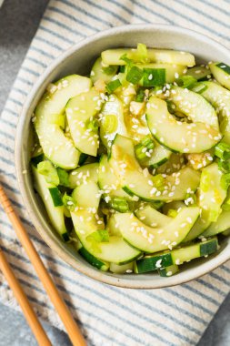 Susam tohumu ve soya soslu Asya ev yapımı baharatlı salatalık.