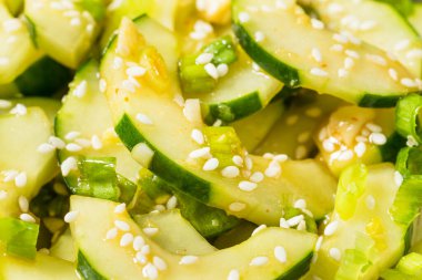 Susam tohumu ve soya soslu Asya ev yapımı baharatlı salatalık.