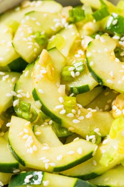 Susam tohumu ve soya soslu Asya ev yapımı baharatlı salatalık.