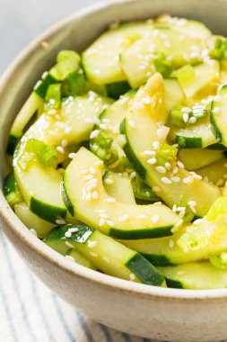 Susam tohumu ve soya soslu Asya ev yapımı baharatlı salatalık.