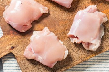 Bedava Çiğ Organik Kemiksiz Derisiz Tavuk Kalçaları Pişirmeye Hazır