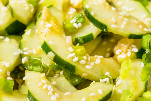 Susam tohumu ve soya soslu Asya ev yapımı baharatlı salatalık.