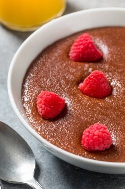 Kahvaltıda ahududulu kremalı Farina lapası.