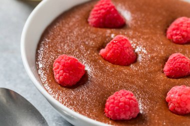 Kahvaltıda ahududulu kremalı Farina lapası.