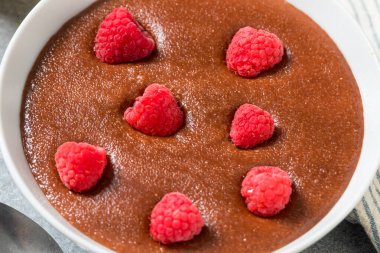 Kahvaltıda ahududulu kremalı Farina lapası.