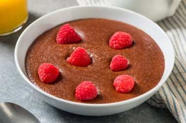 Kahvaltıda ahududulu kremalı Farina lapası.