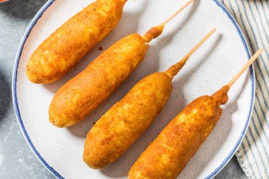 Hardallı ve ketçaplı ev yapımı kızarmış sosisli sandviç.