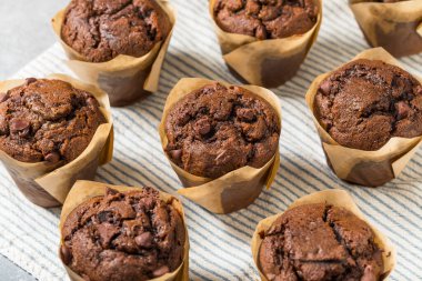 Kahvaltıda Ev Yapımı Çifte Çikolatalı Kek