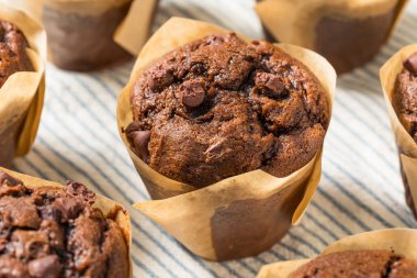 Kahvaltıda Ev Yapımı Çifte Çikolatalı Kek