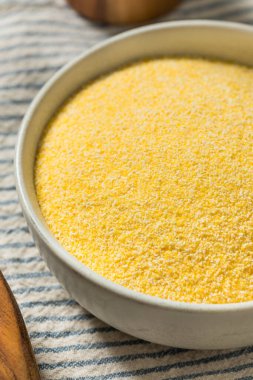 Organik Polenta Mısır unu kasede.