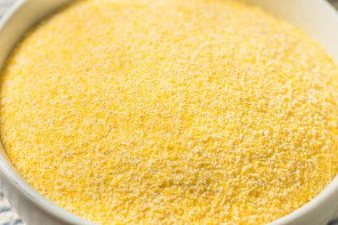 Organik Polenta Mısır unu kasede.
