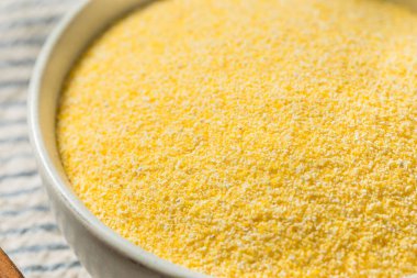 Organik Polenta Mısır unu kasede.