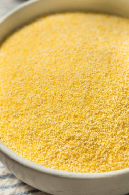 Organik Polenta Mısır unu kasede.