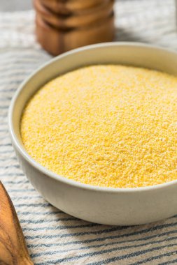 Organik Polenta Mısır unu kasede.