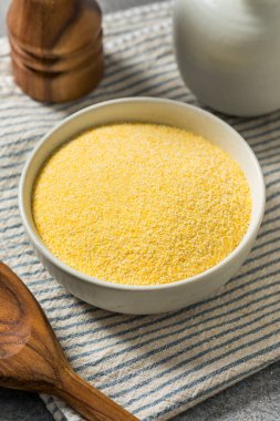 Organik Polenta Mısır unu kasede.