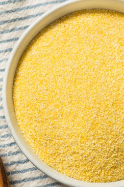 Organik Polenta Mısır unu kasede.