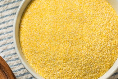 Organik Polenta Mısır unu kasede.