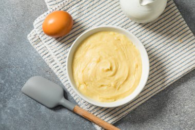 Ev yapımı tatlı vanilyalı muhallebi Tatlı olarak kullanılacak.