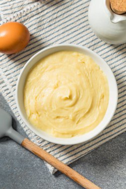 Ev yapımı tatlı vanilyalı muhallebi Tatlı olarak kullanılacak.