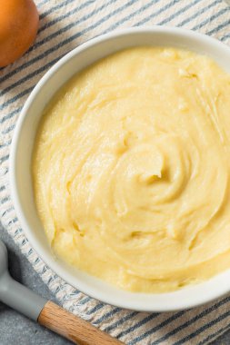 Ev yapımı tatlı vanilyalı muhallebi Tatlı olarak kullanılacak.