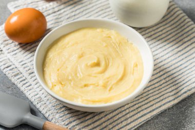 Ev yapımı tatlı vanilyalı muhallebi Tatlı olarak kullanılacak.