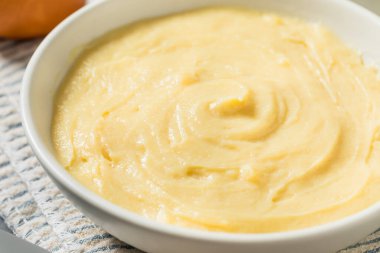 Ev yapımı tatlı vanilyalı muhallebi Tatlı olarak kullanılacak.