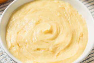 Ev yapımı tatlı vanilyalı muhallebi Tatlı olarak kullanılacak.