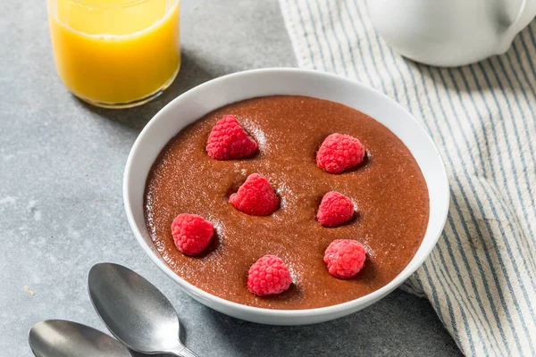 Kahvaltıda ahududulu kremalı Farina lapası.