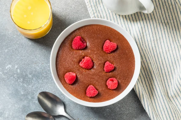 Kahvaltıda ahududulu kremalı Farina lapası.