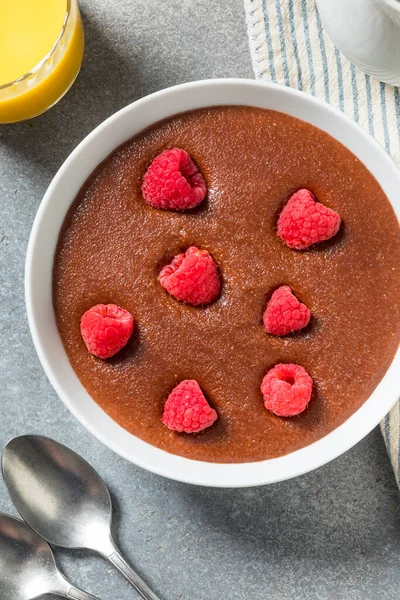 Kahvaltıda ahududulu kremalı Farina lapası.