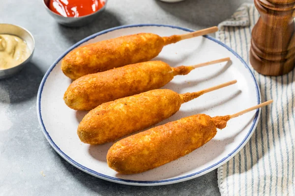 Hardallı ve ketçaplı ev yapımı kızarmış sosisli sandviç.