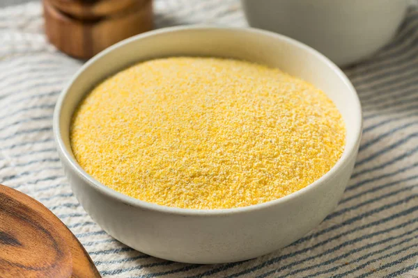 Organik Polenta Mısır unu kasede.