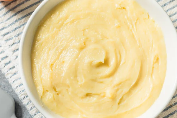 Ev yapımı tatlı vanilyalı muhallebi Tatlı olarak kullanılacak.