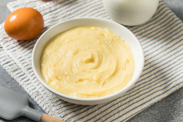 Ev yapımı tatlı vanilyalı muhallebi Tatlı olarak kullanılacak.