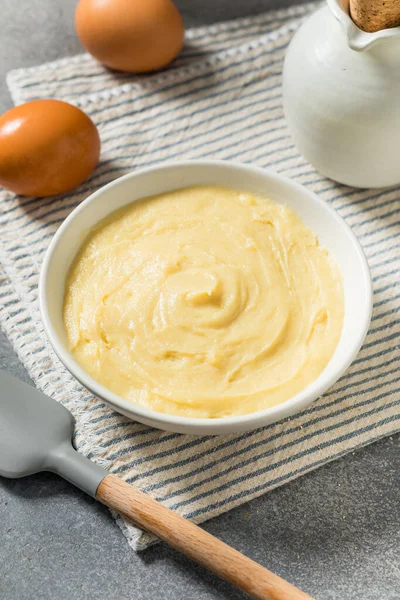 Ev yapımı tatlı vanilyalı muhallebi Tatlı olarak kullanılacak.