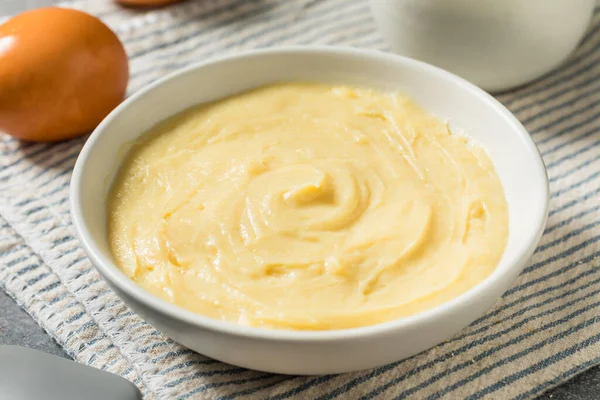 Ev yapımı tatlı vanilyalı muhallebi Tatlı olarak kullanılacak.