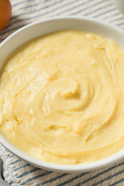 Ev yapımı tatlı vanilyalı muhallebi Tatlı olarak kullanılacak.