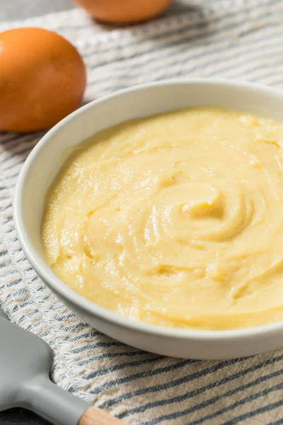 Ev yapımı tatlı vanilyalı muhallebi Tatlı olarak kullanılacak.