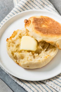 Kahvaltı için tereyağlı ev yapımı İngiliz çöreği.