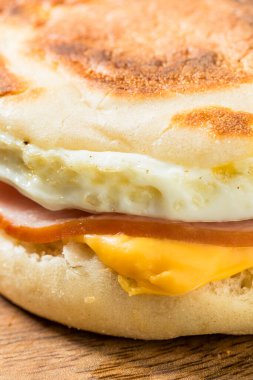 Peynirli ve jambonlu ev yapımı İngiliz yumurtalı kek sandviçi.