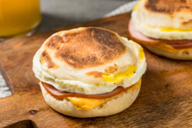 Peynirli ve jambonlu ev yapımı İngiliz yumurtalı kek sandviçi.