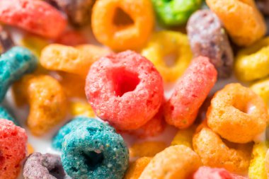 Tatlı Organik Meyveli Çocuklar Kahvaltıda Bütünüyle Mısır Gevreği